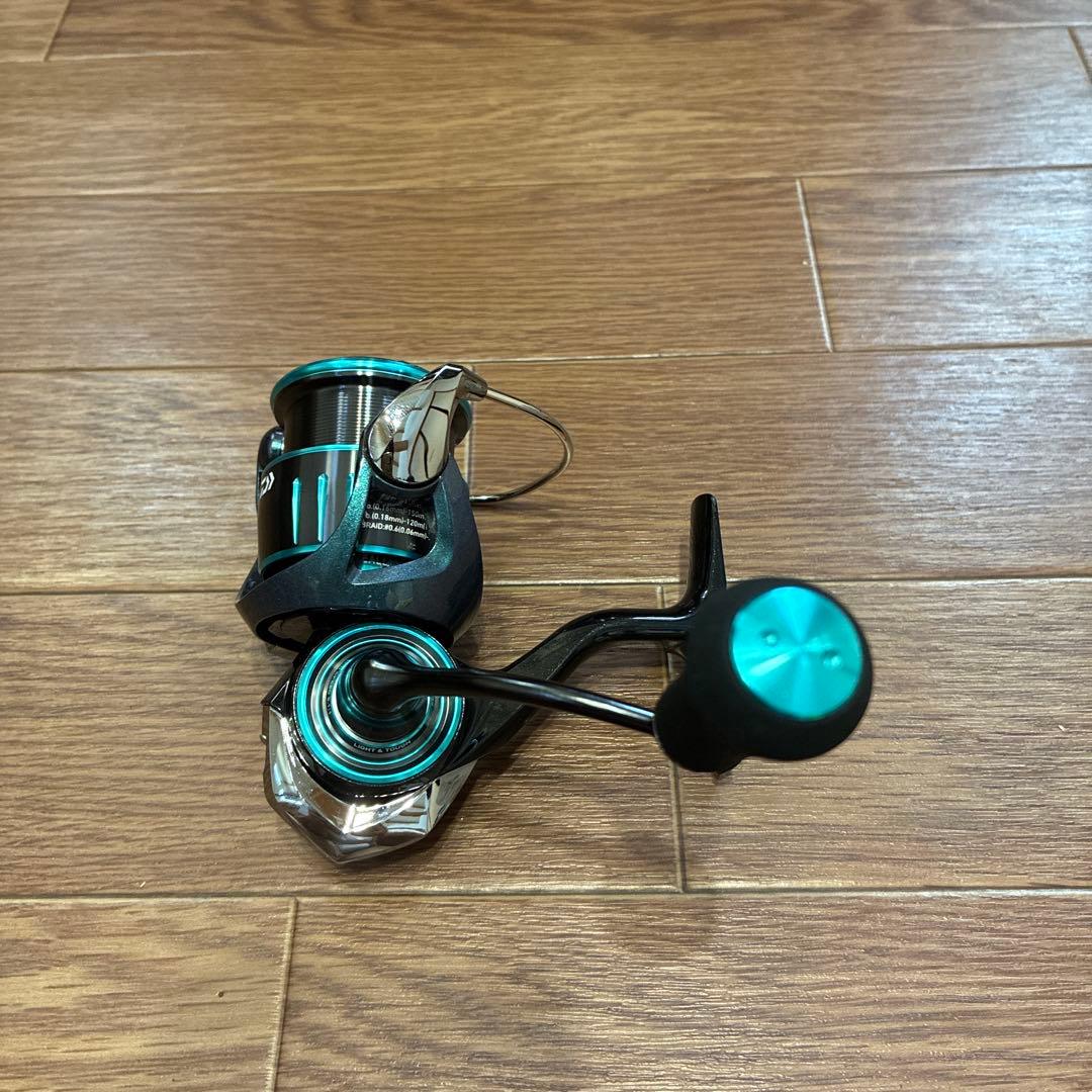 未使用　ダイワ　エメラルダス　RX FC LT2500S スピニングリール