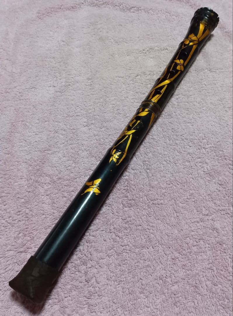 中古品*尺八 黒地に金色花柄吹き口カバー付き