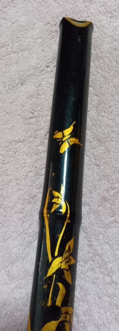 中古品*尺八 黒地に金色花柄吹き口カバー付き