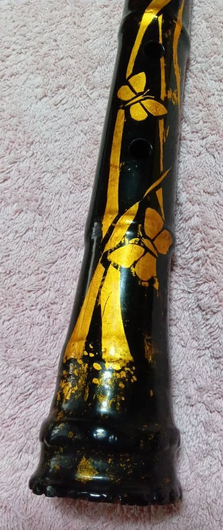 中古品*尺八 黒地に金色花柄吹き口カバー付き