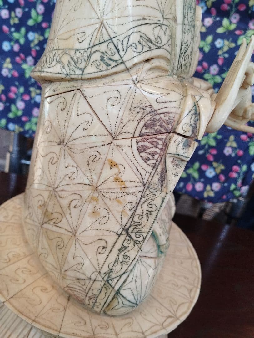 観音像 骨製？