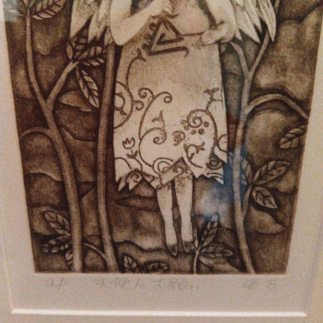 逸見亜古さん銅版画 天使にお願い　逸見亞古モスグリーン木製 額縁
