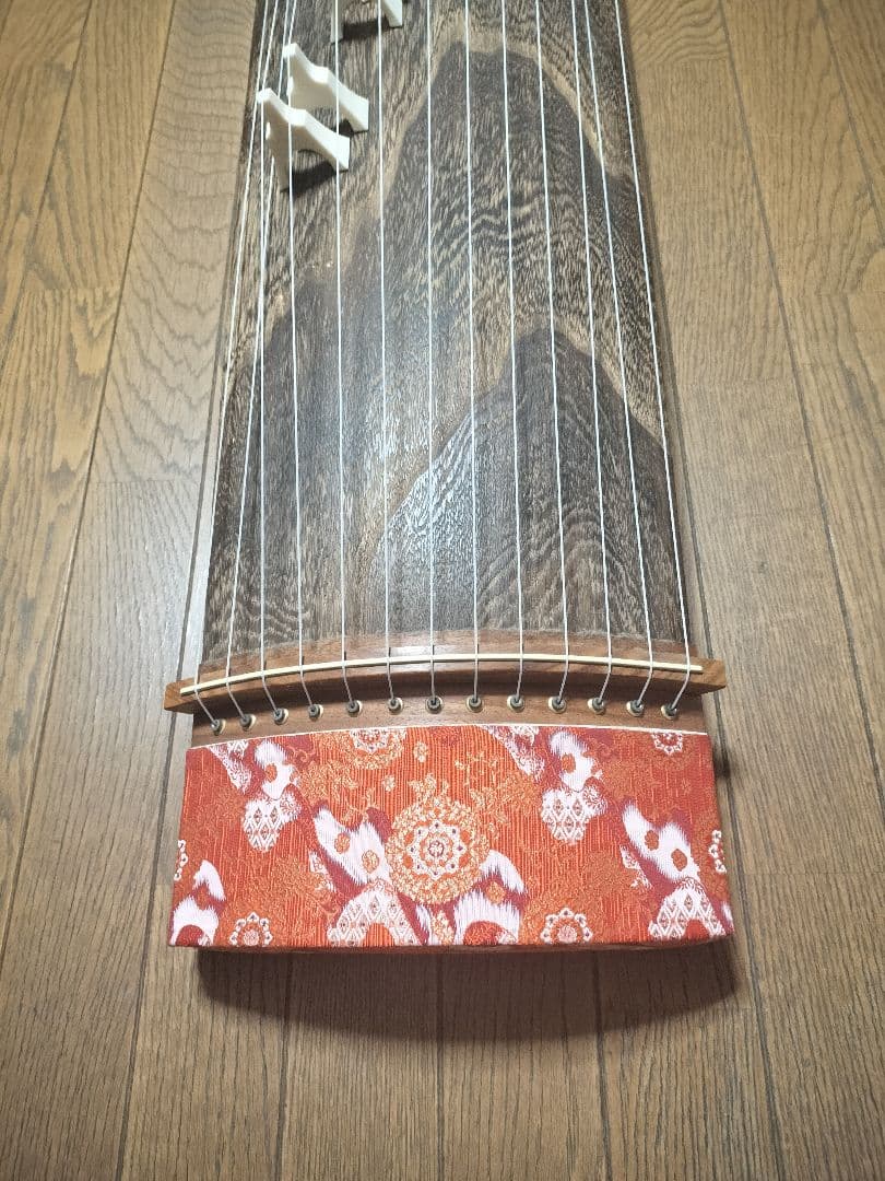 琴 木製13弦筝 赤い装飾付き