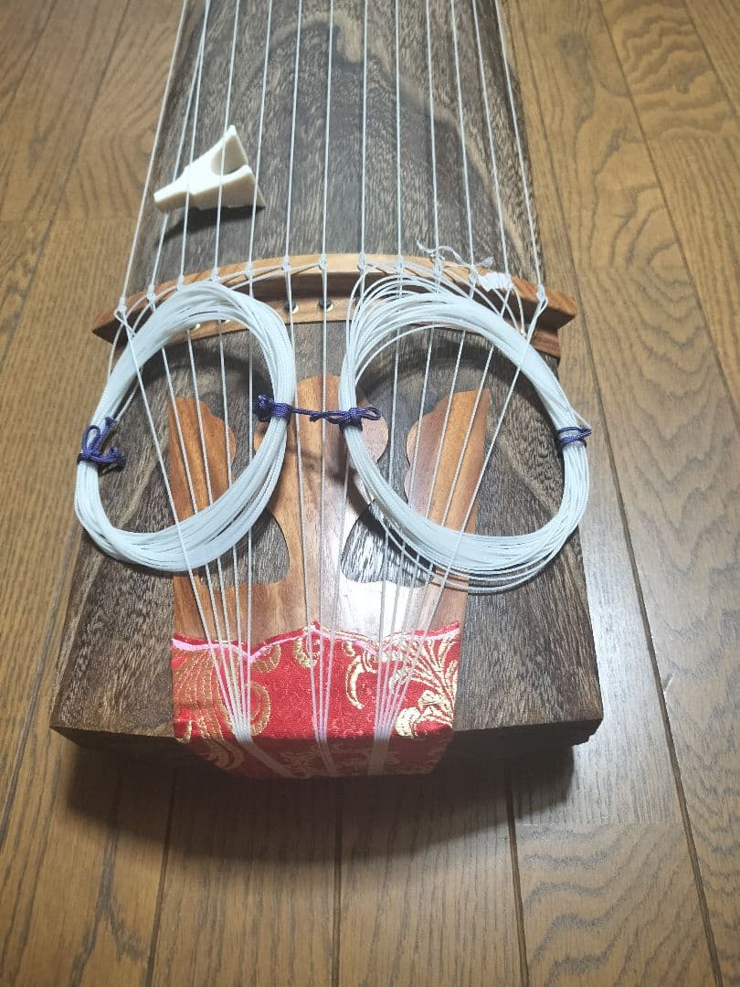 琴 木製13弦筝 赤い装飾付き