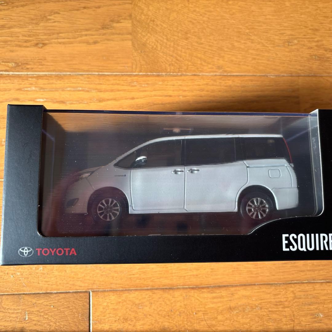 トヨタ　TOYOTA エスクァイア　ミニカー　非売品　ホワイトパール
