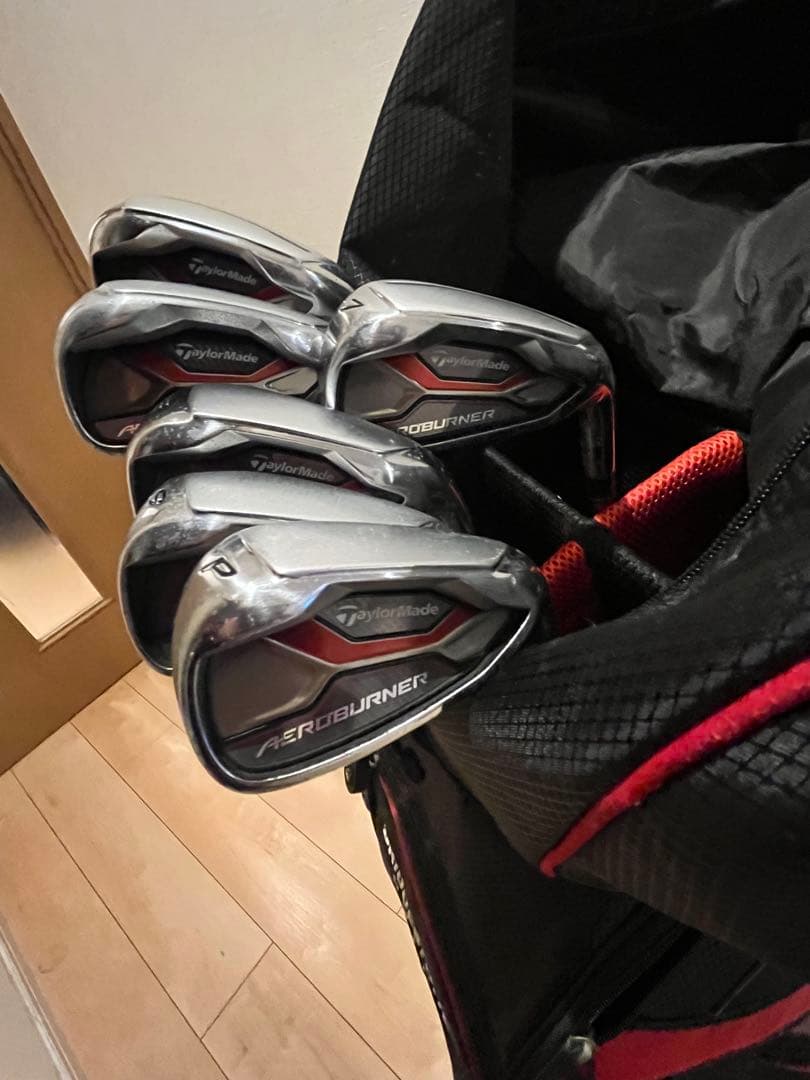TaylorMadeアイアンセット、キャディバッグ、ウェッジ、ウッド、パター一式
