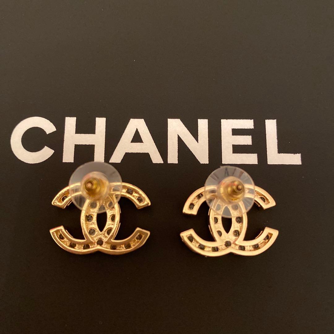 クリスタルノベルティピアス