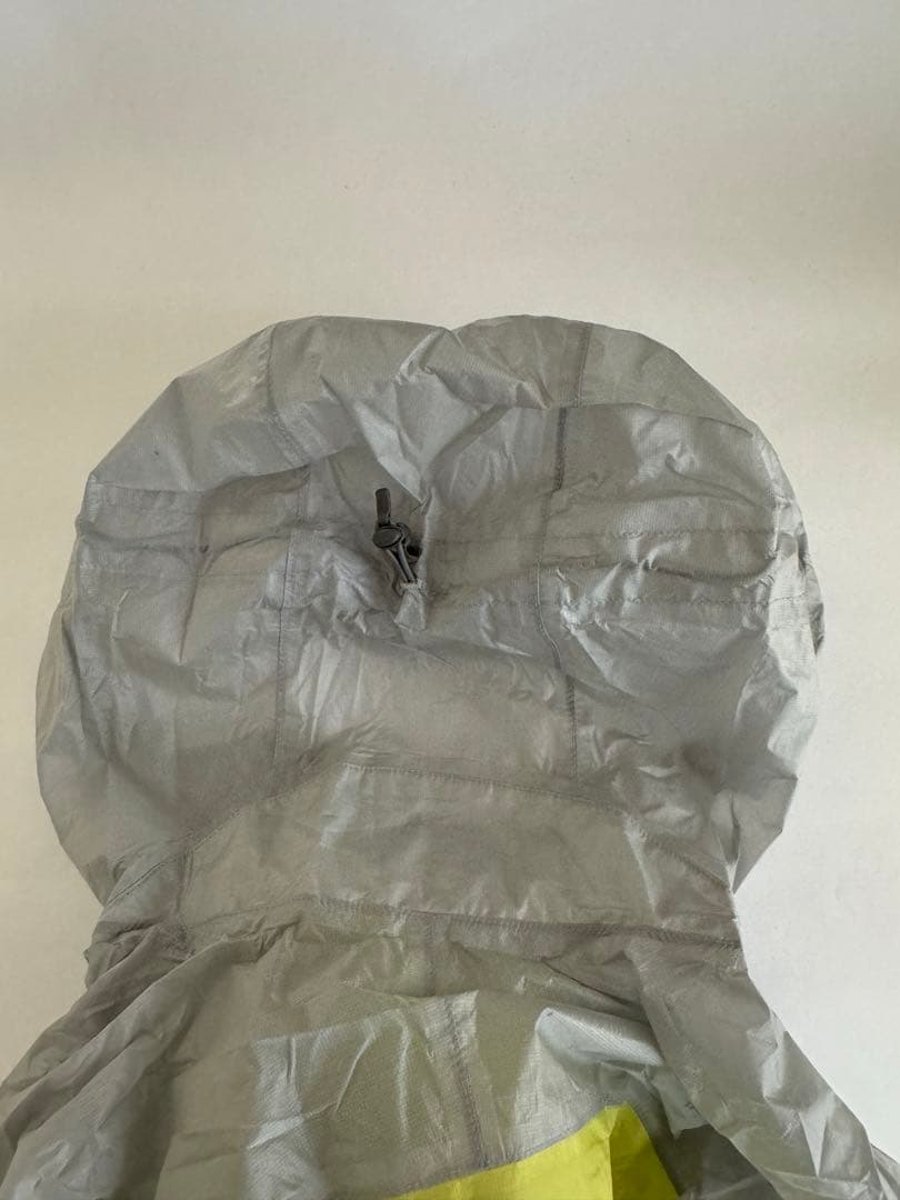 THE NORTH FACE 軽量フード付きウィンドブレーカー イエロー/グレー