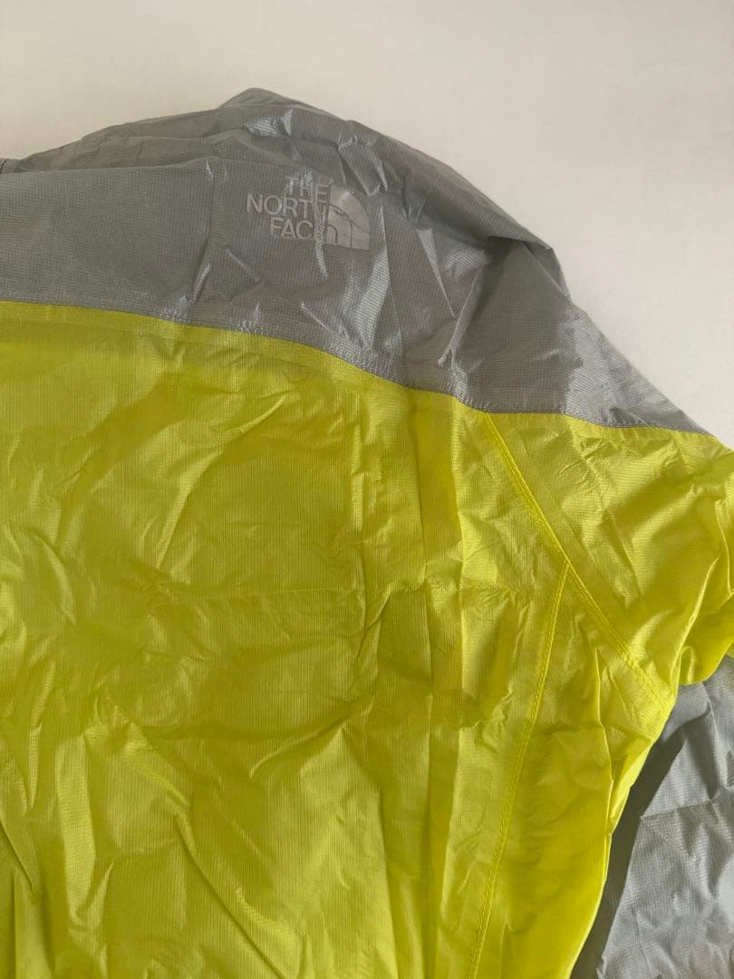 THE NORTH FACE 軽量フード付きウィンドブレーカー イエロー/グレー