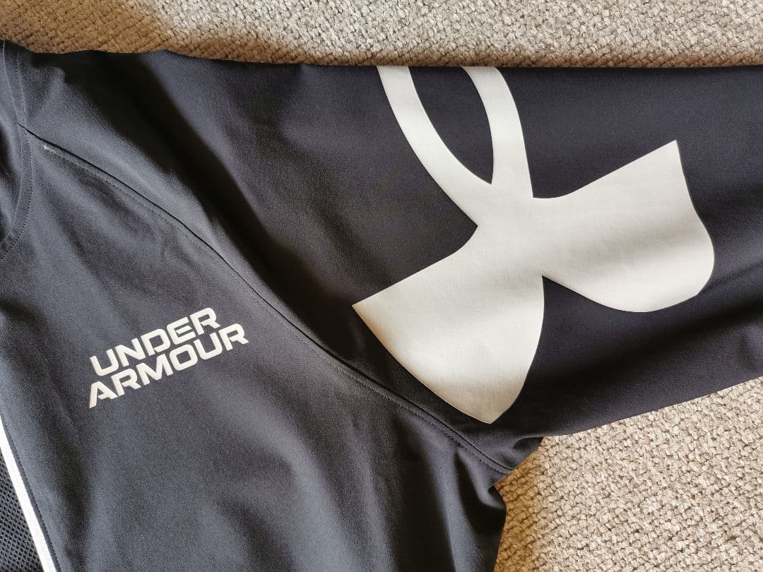 Under Armour ブラックウィンドブレーカー