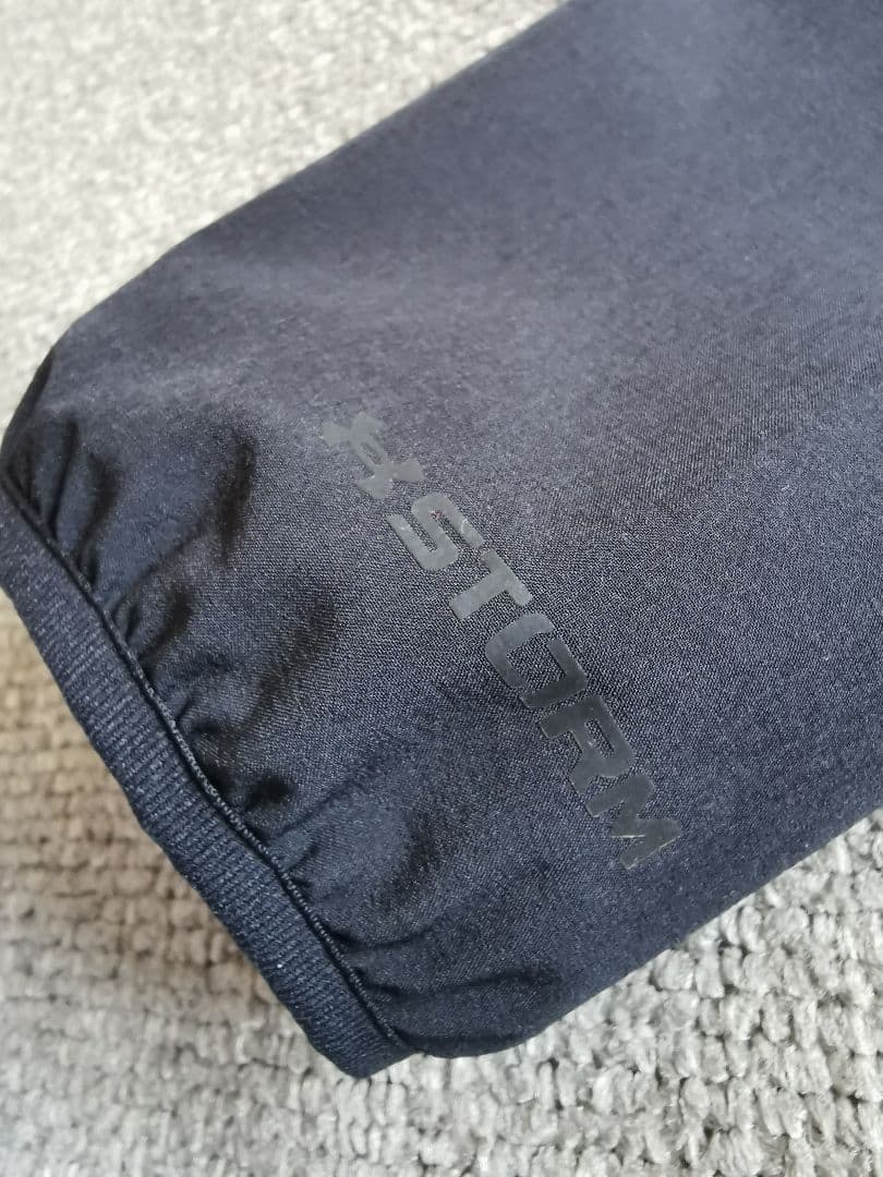 Under Armour ブラックウィンドブレーカー
