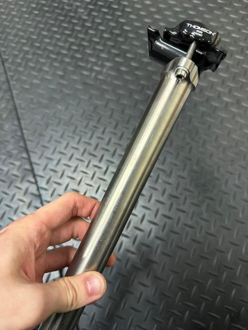 THOMSON シートポスト　チタン　27.2mm カットなし