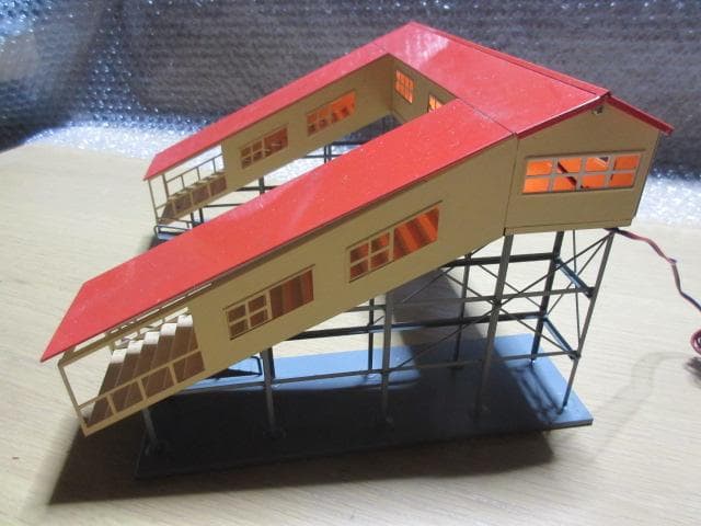 跨線橋のある駅　（HOゲージストラクチャー）(金属製 / エンドウ製）