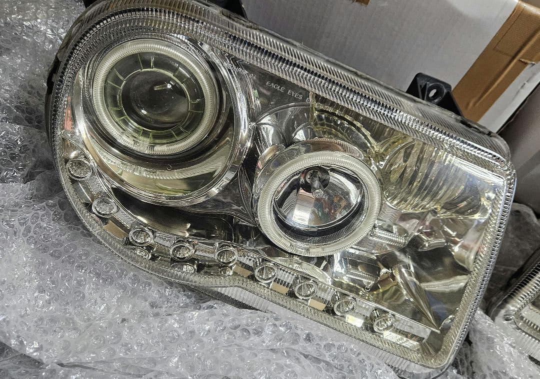 クライスラー300Cイーグルアイヘッドライト　05～10対応中古