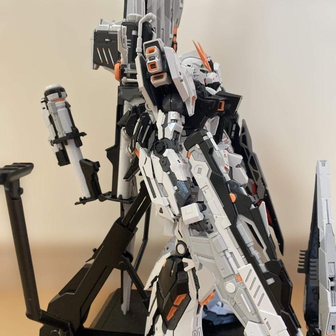 νガンダム　プラモデル　1/100