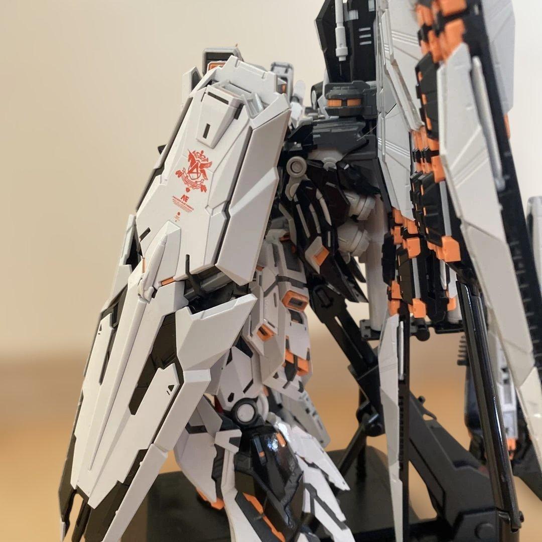 νガンダム　プラモデル　1/100