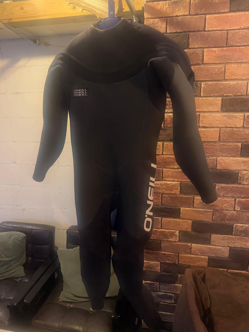 セール中2ヶ月間使用　ONEILL 冬用　セミドライ　ウェットスーツ定価16万円