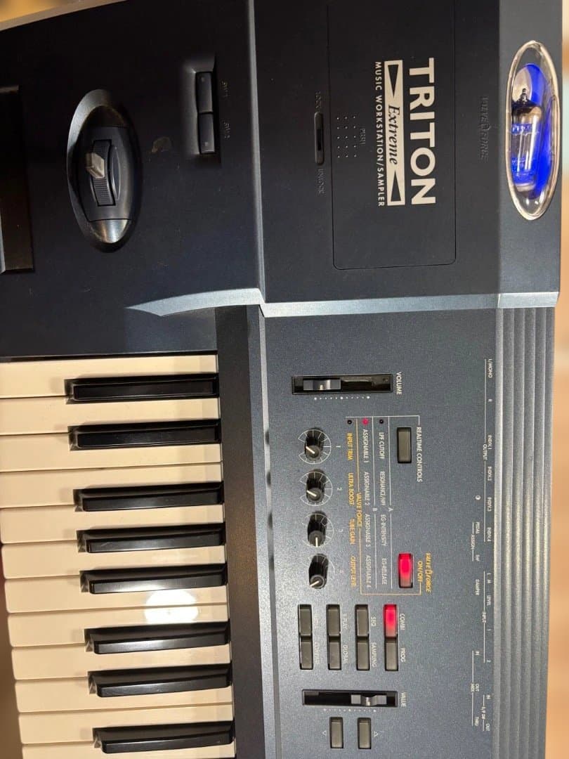 Korg Triton Extreme 61鍵盤シンセサイザー