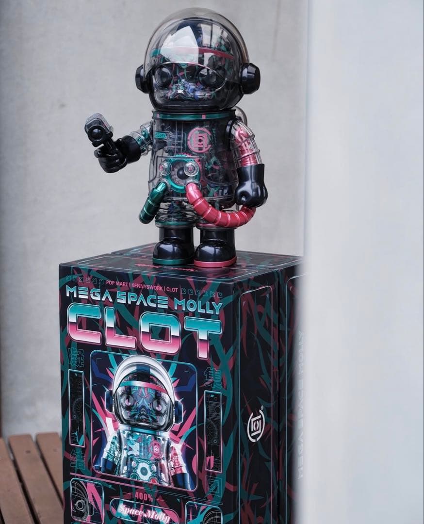 【世界4500個限定】CLOT MEGA SPACE MOLLY 400％