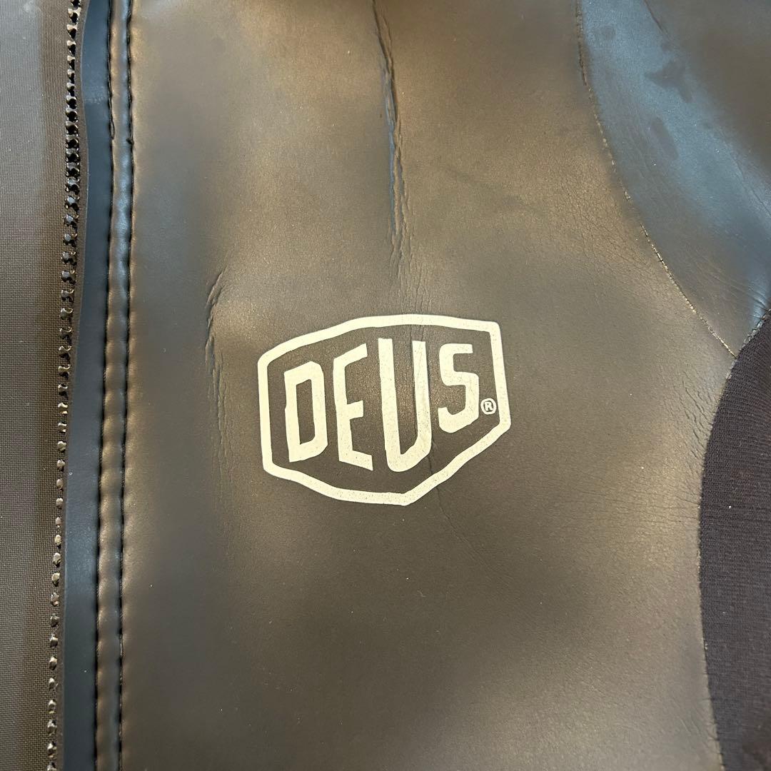 美品　DEUS Ex Machina タッパー　M