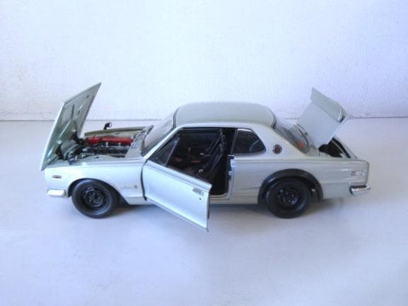 特価 京商 (1/18) 昭和の名車 愛のスカイライン GT-R ライト点灯