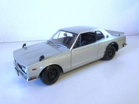 特価 京商 (1/18) 昭和の名車 愛のスカイライン GT-R ライト点灯