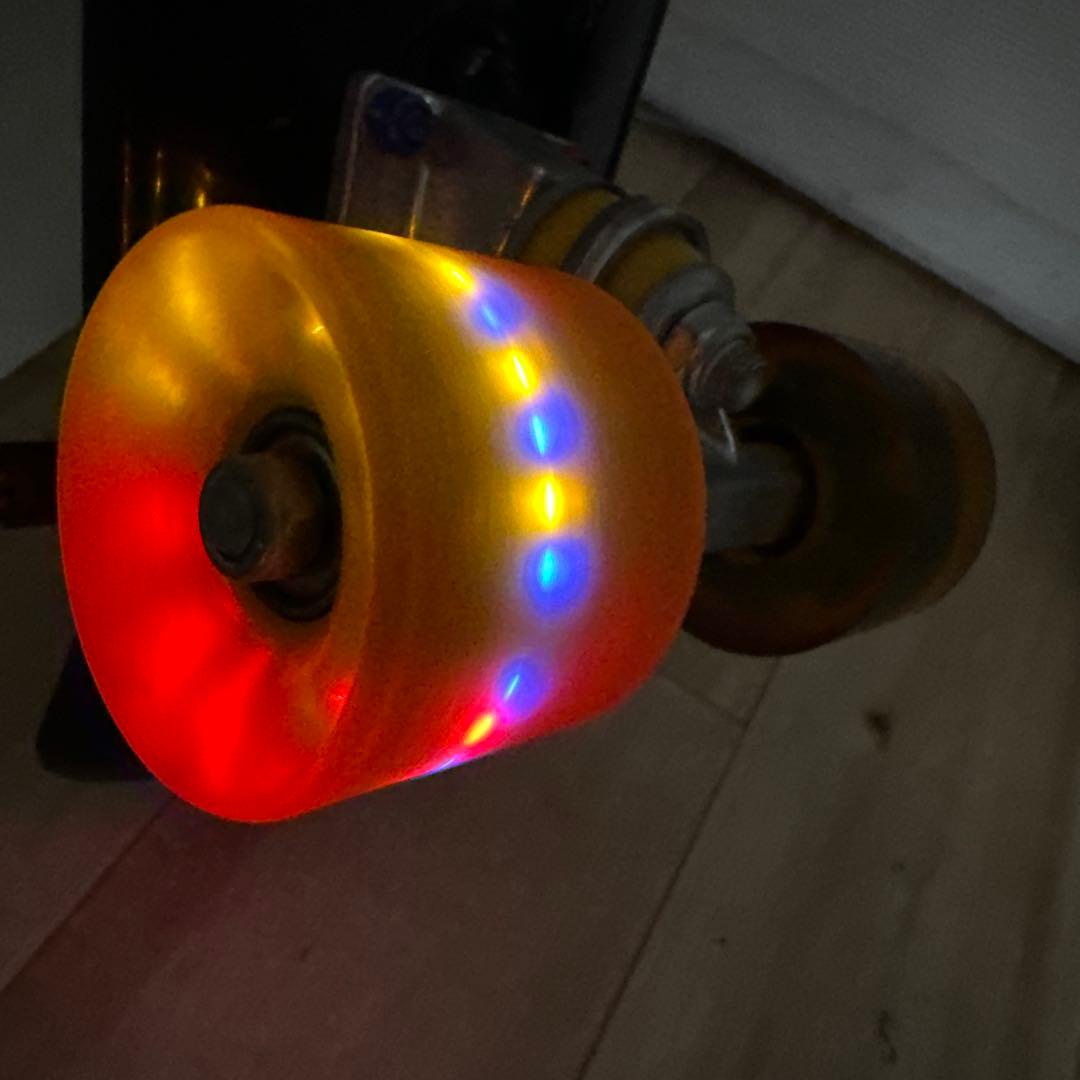 フラッシュローラーボードはウィールが光ります。約57cm