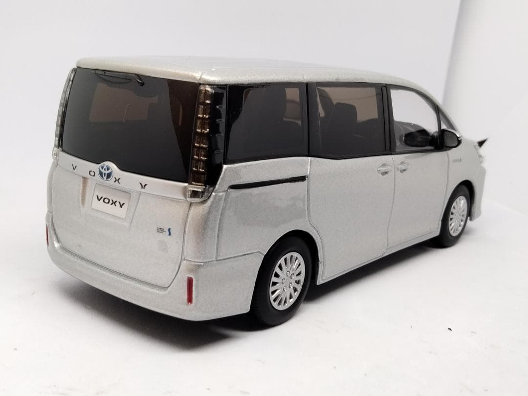 トヨタ ヴォクシー V カラーサンプル 1/30 ミニカー