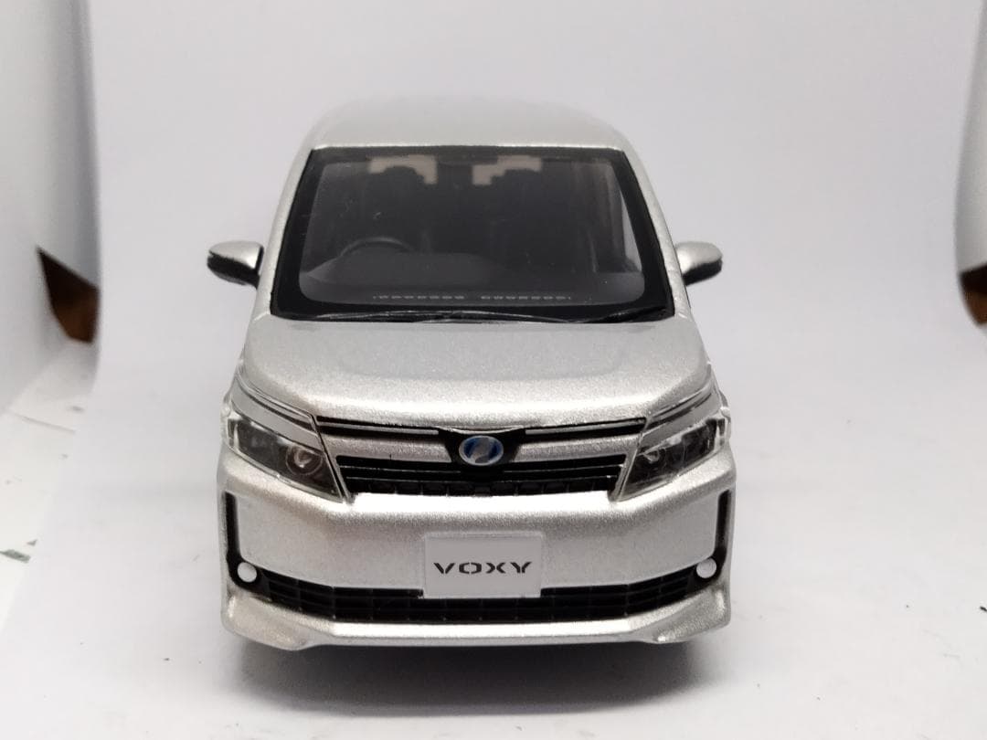 トヨタ ヴォクシー V カラーサンプル 1/30 ミニカー