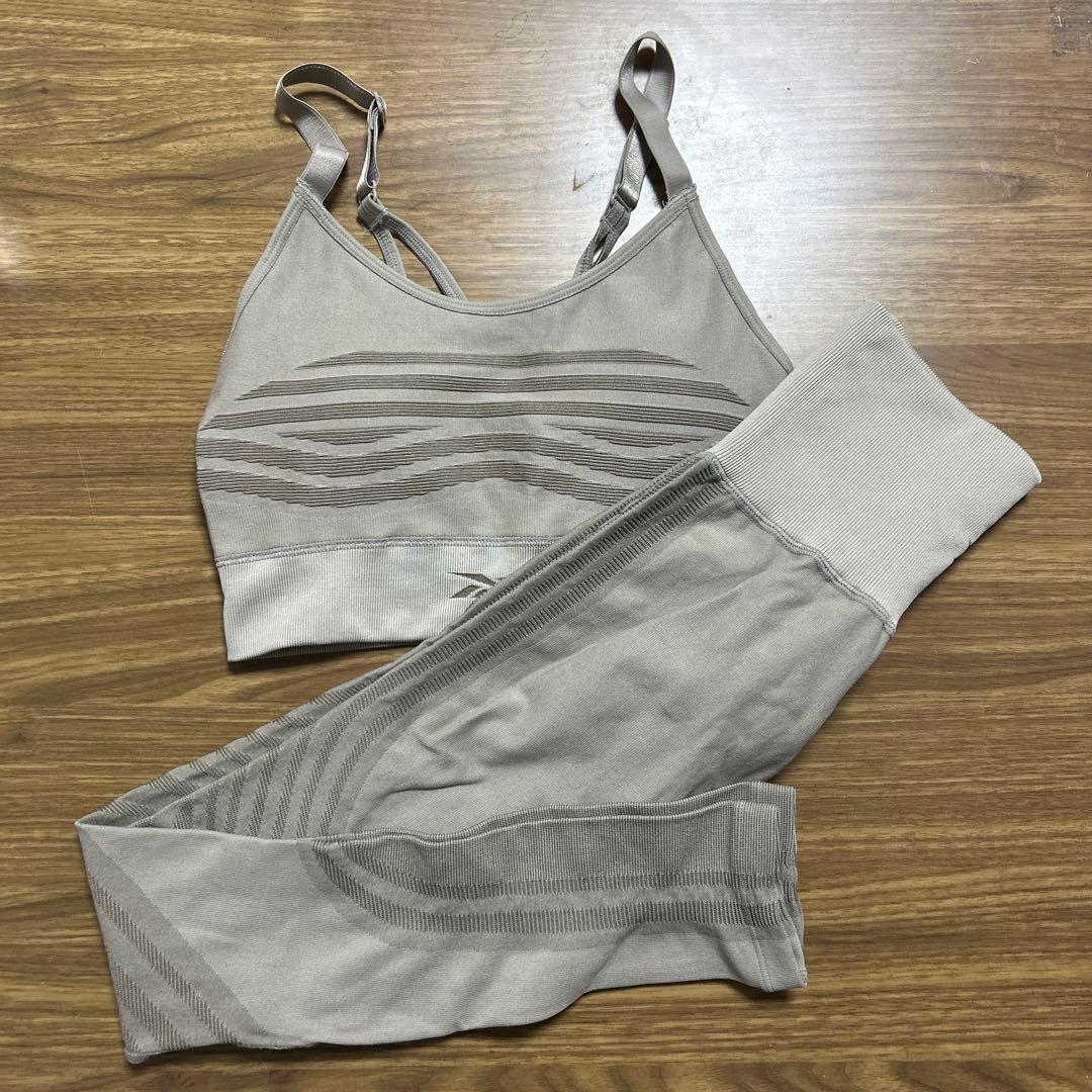 新品　Reebok ヨガウェア 上下セット
