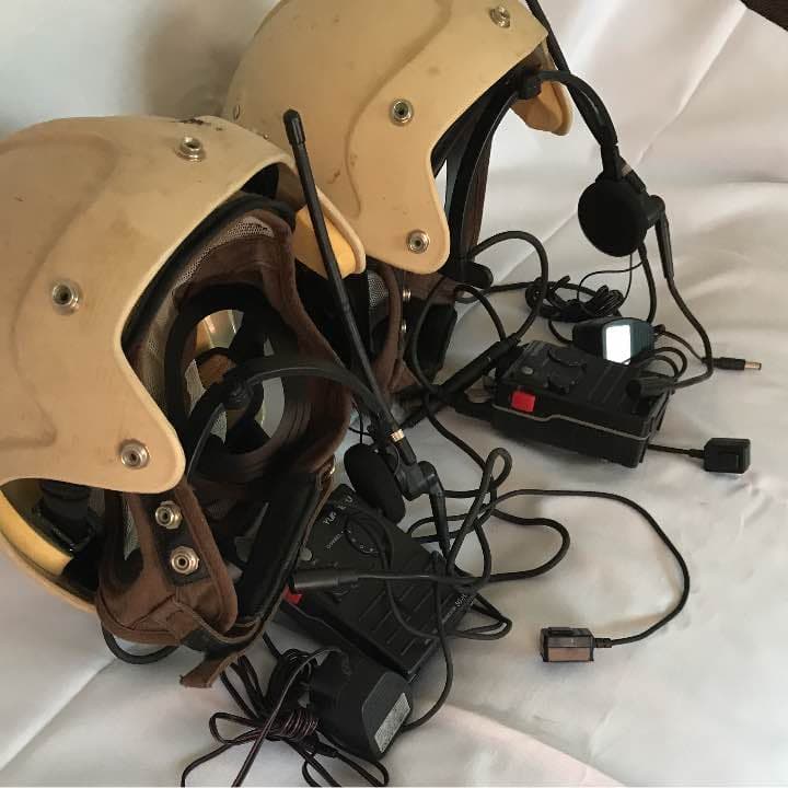空港誘導員ヘルメットと無線機