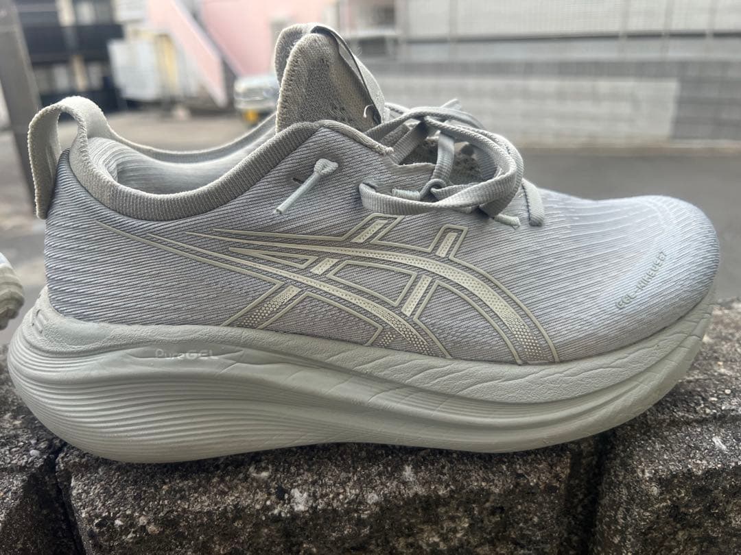 ASICS GEL-NIMBUS 28グレー ランニングシューズ