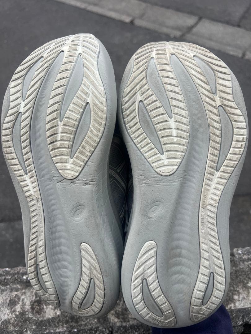 ASICS GEL-NIMBUS 28グレー ランニングシューズ