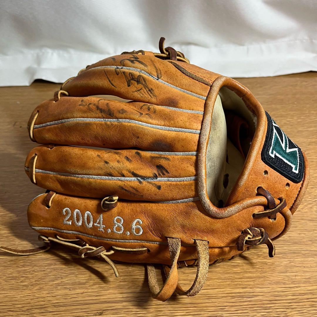 ハイゴールド 一般硬式 グローブ グラブ サイン入り 支給品？ 内野用 刺繍有り