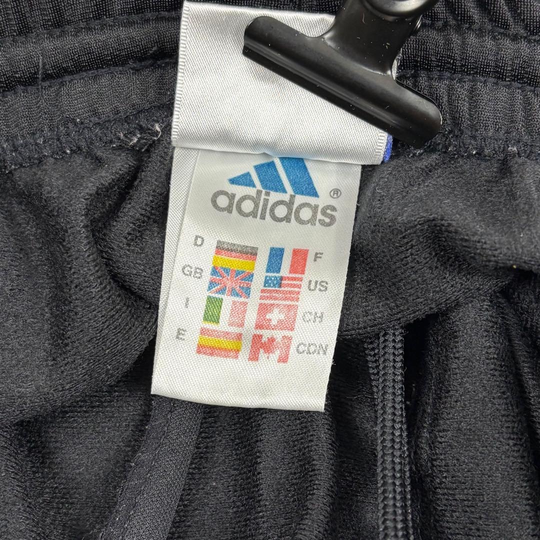 adidas サイドボタン パフォーマンスロゴのこのハーフパンツは希少
