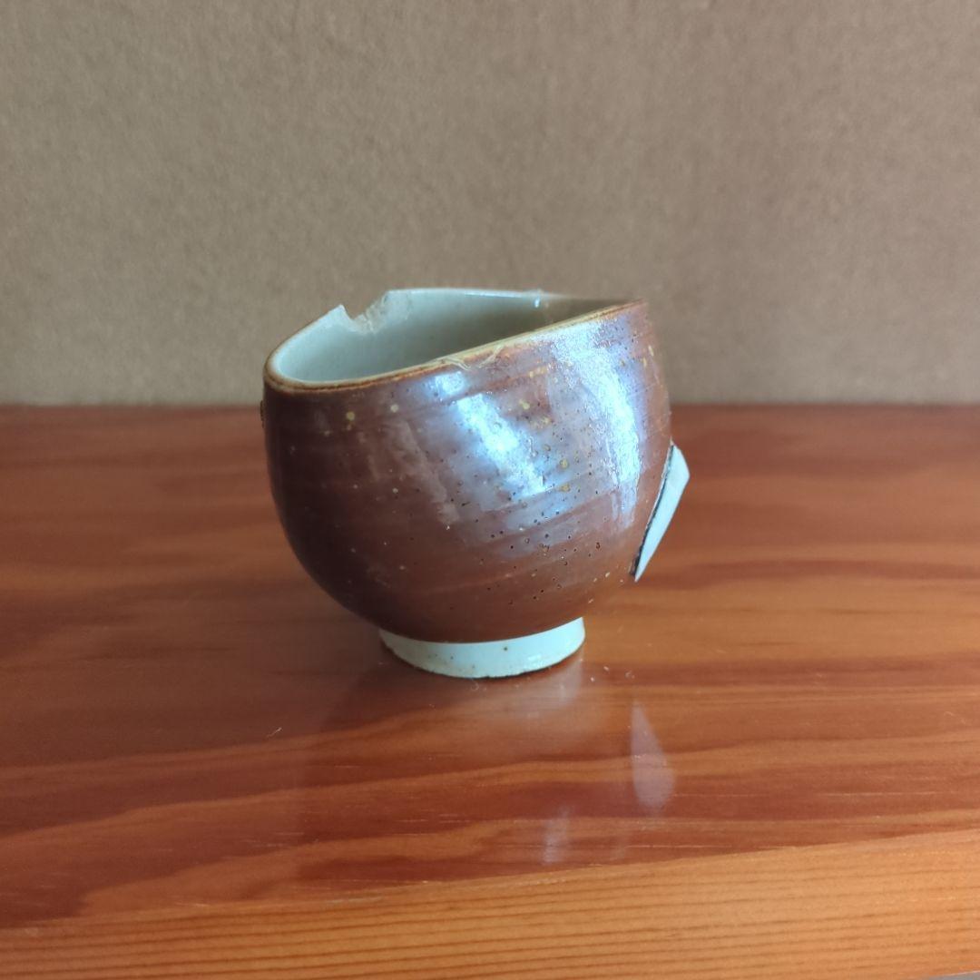 茶色の陶器製小鉢（修復あり）