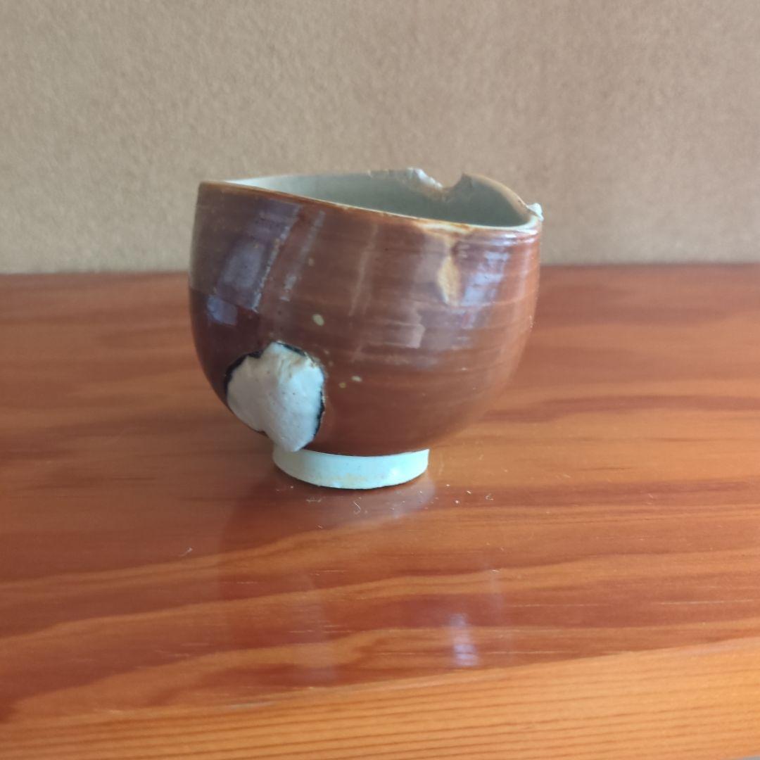 茶色の陶器製小鉢（修復あり）
