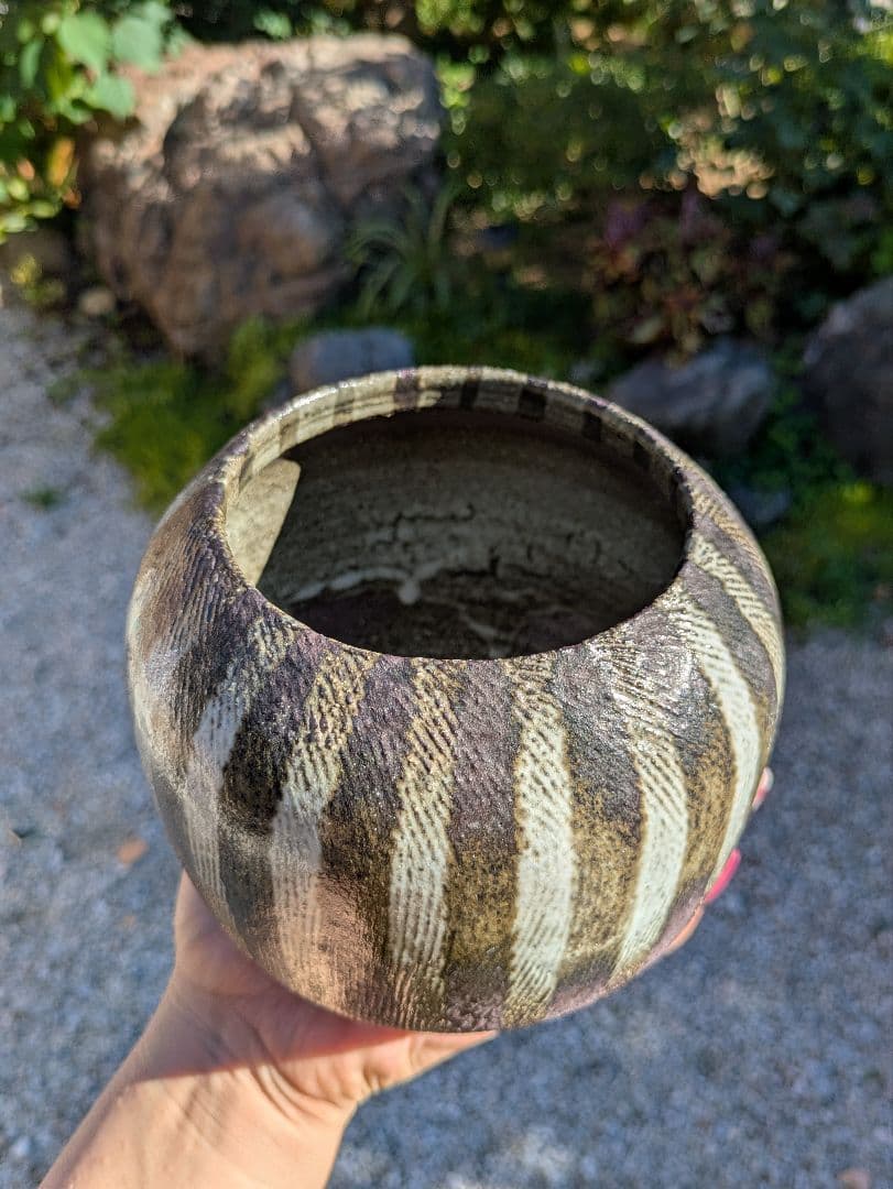 ストライプ模様の陶器花瓶