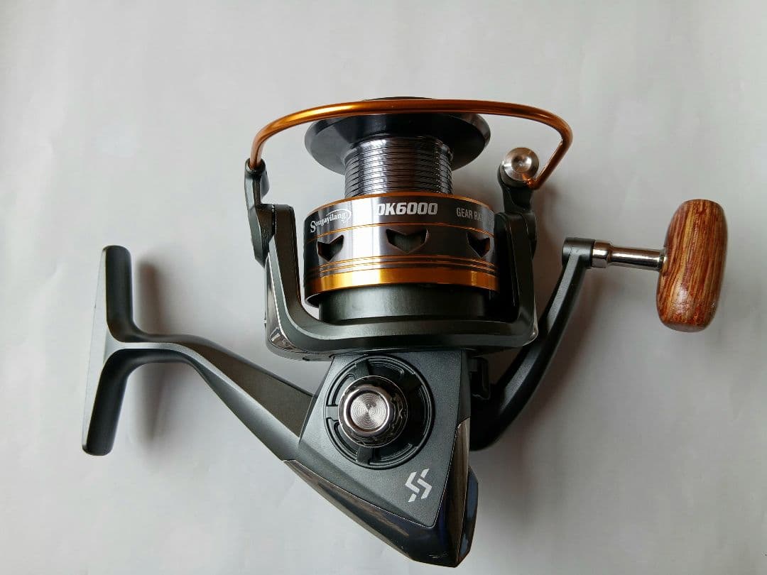【新品未使用】スピニングリール ギ　　　　　ア比5.1:1アルミスプール木製ノブ