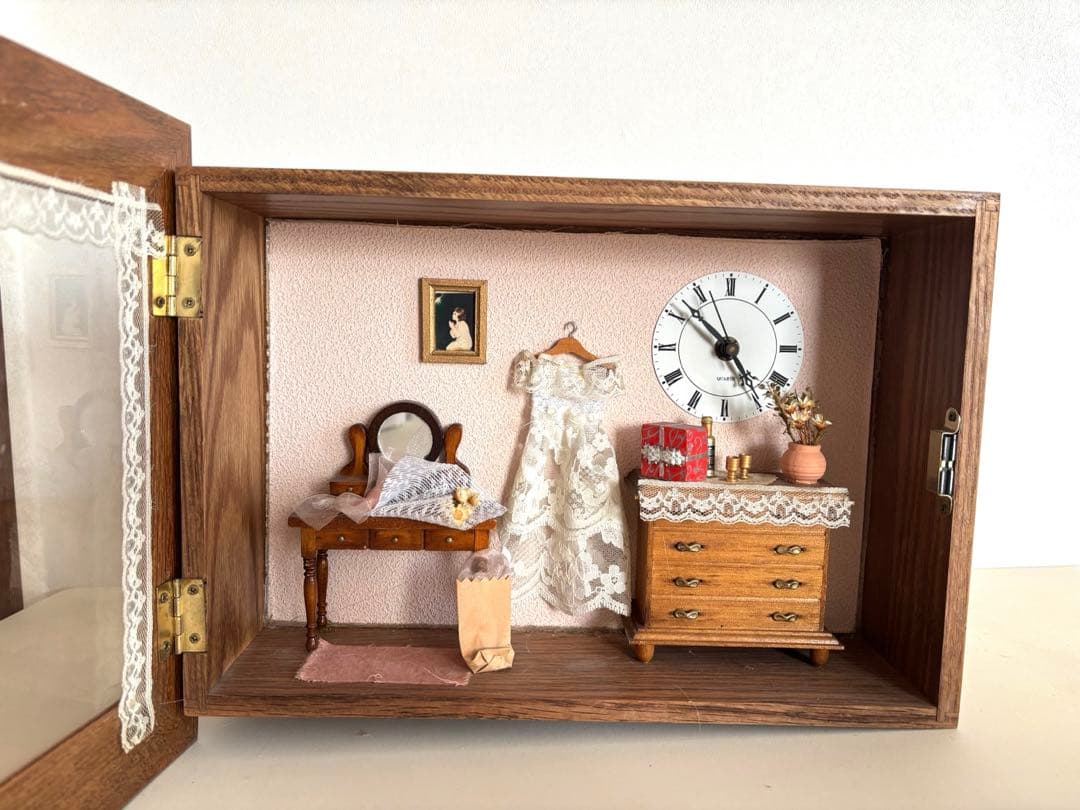 La Famille 時計付き 木製ミニチュアハウス