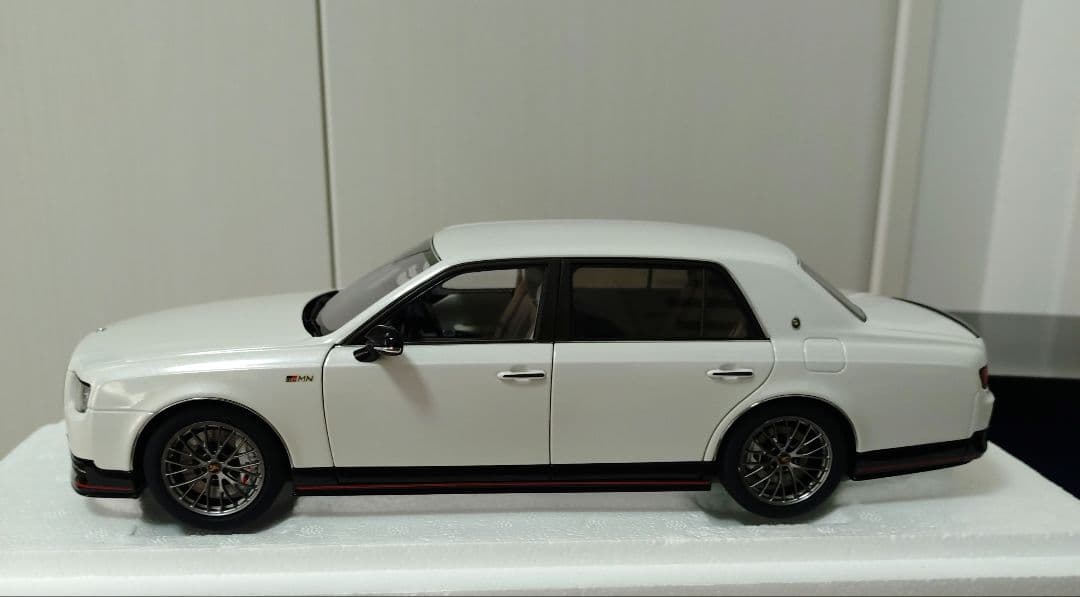 1/18 トヨタ センチュリー GRMN 白 オートアート