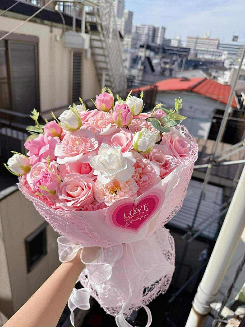 ピンクの造花の花束