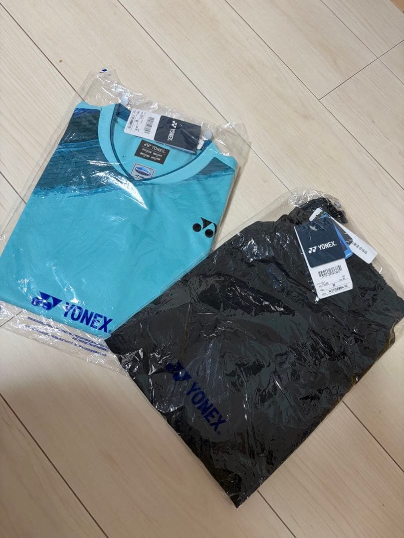 YONEX 水色シャツ 黒パンツ セット