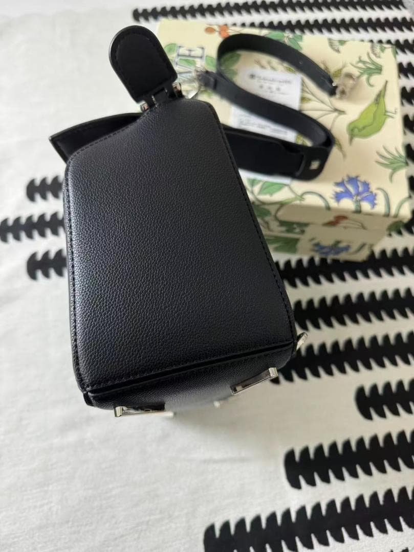 LOEWE ブラックバッグ 幾何学デザイン~~