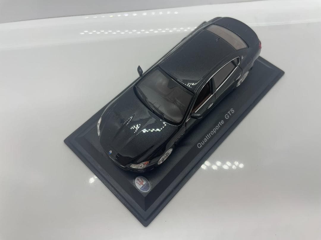 402-448 1/43 マセラティ Quattroporle GTS ブラック