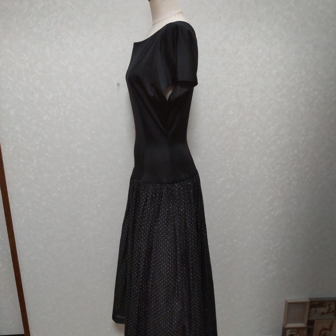 黒のドット柄ドレス
