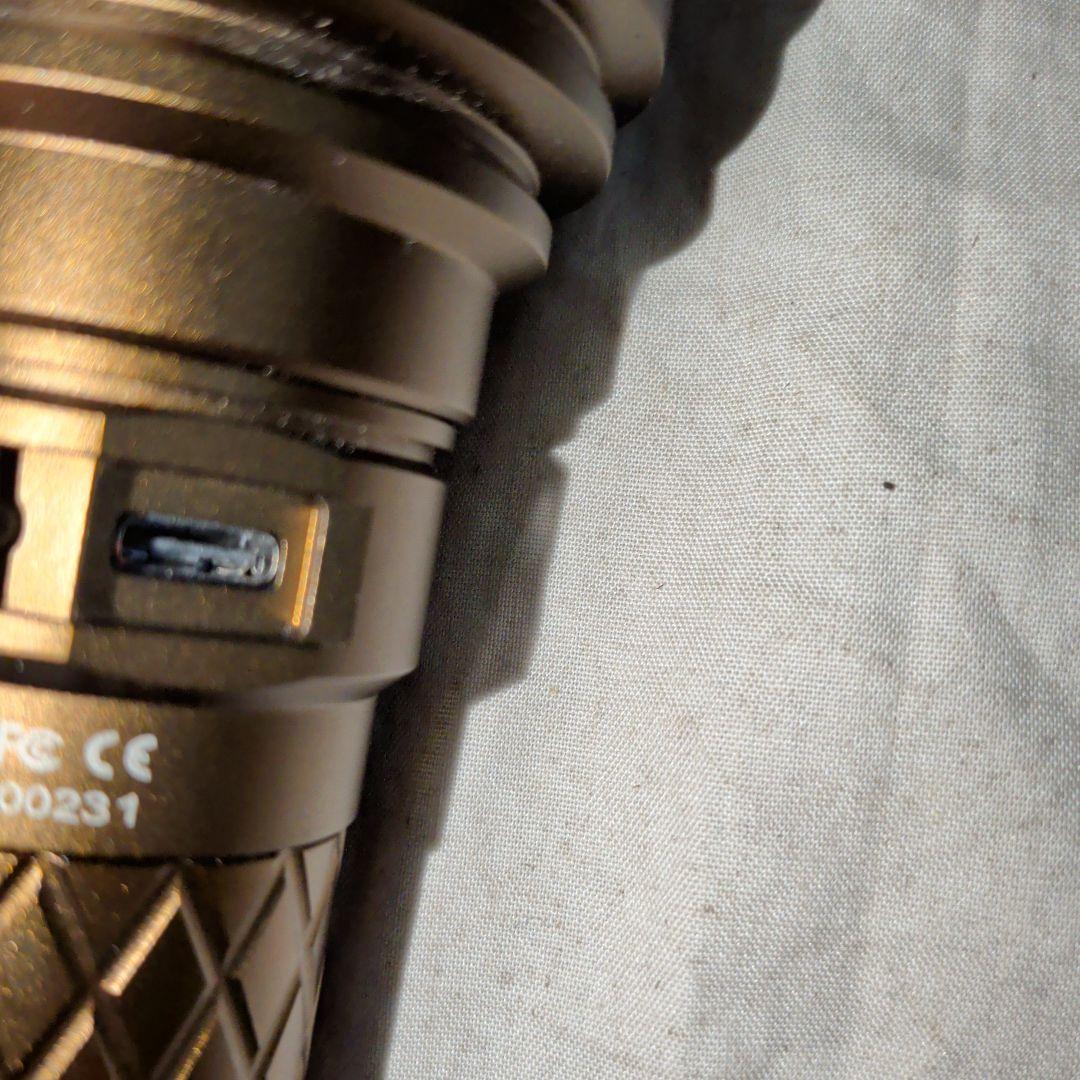 ThruNite Catapult V6 懐中電灯 SST70　フラッシュライト