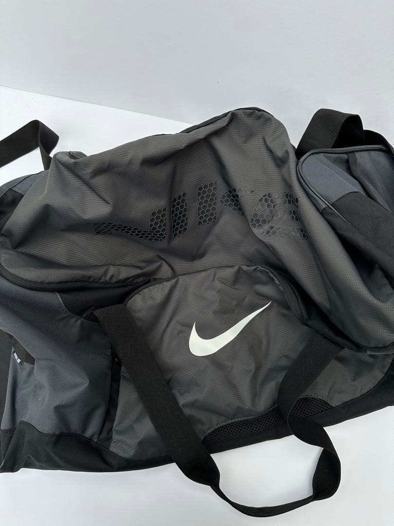新品　NIKE ボストンバッグ　スポーツバッグ　合宿　試合　カーキ　グレー系