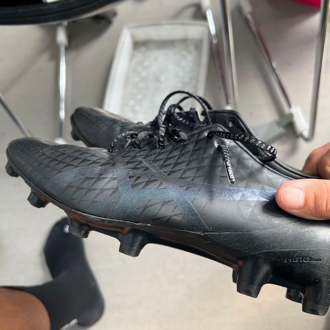 フ*グ様 アシックスメナススパイクブラック サッカーシューズ