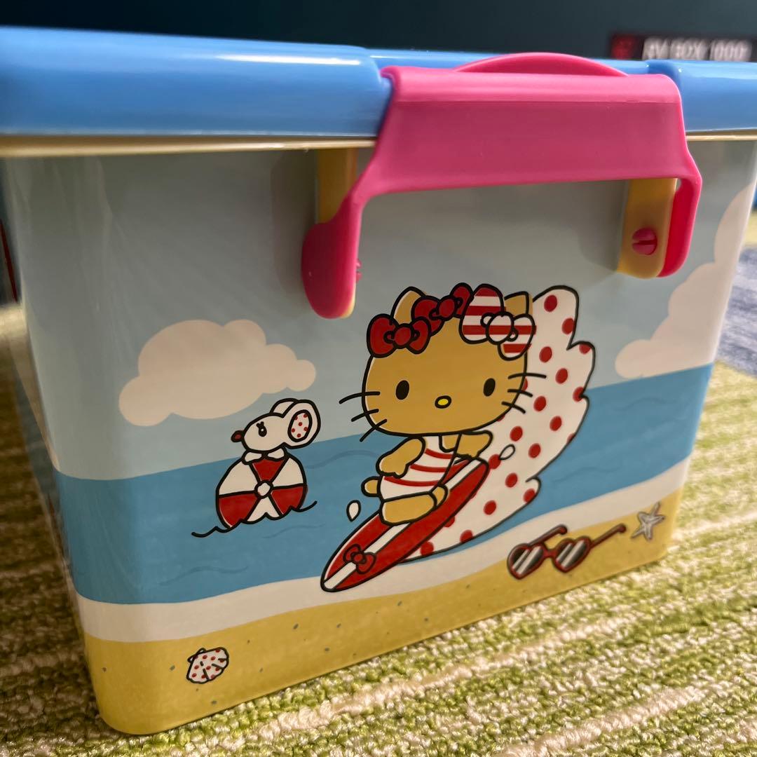 日焼けキティ　サンリオキャラクターズ　お菓子コンテナBOX